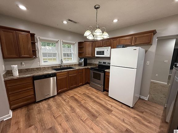 5th image of 904 W 10th St