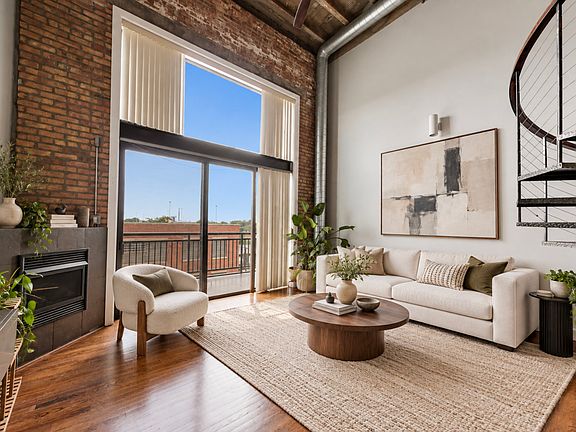 2nd image of 2545 S Dearborn St APT 525