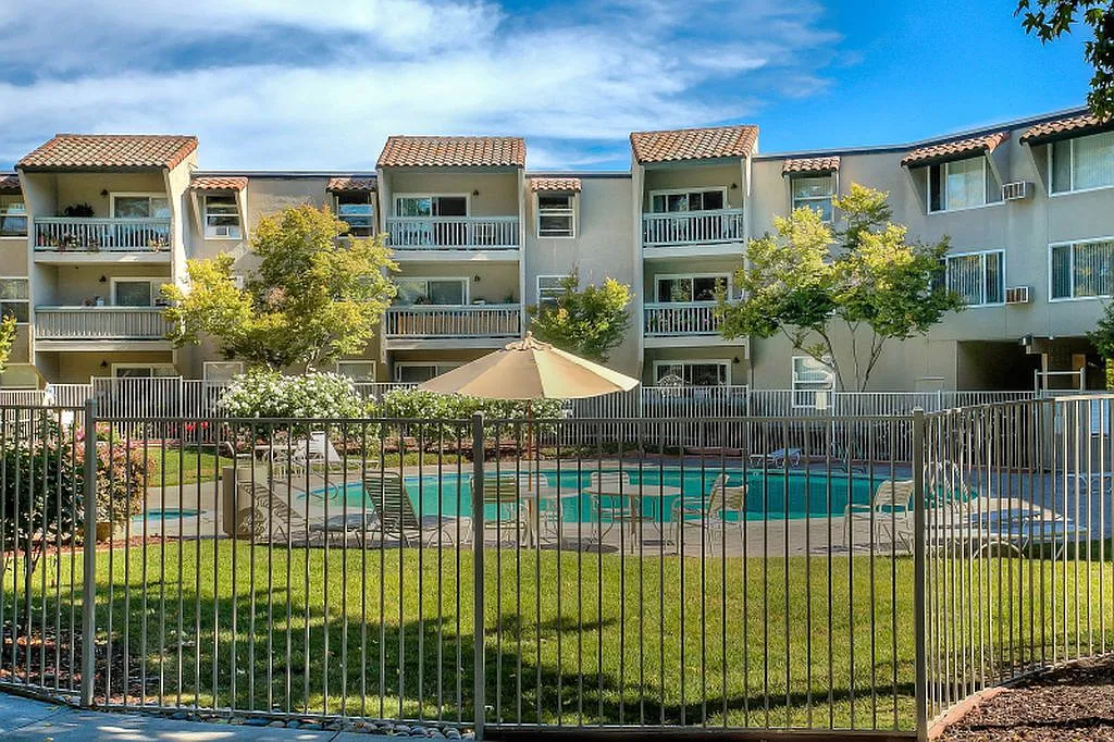 2 bed, 1050 sqft, $2,800 — Photo 2
