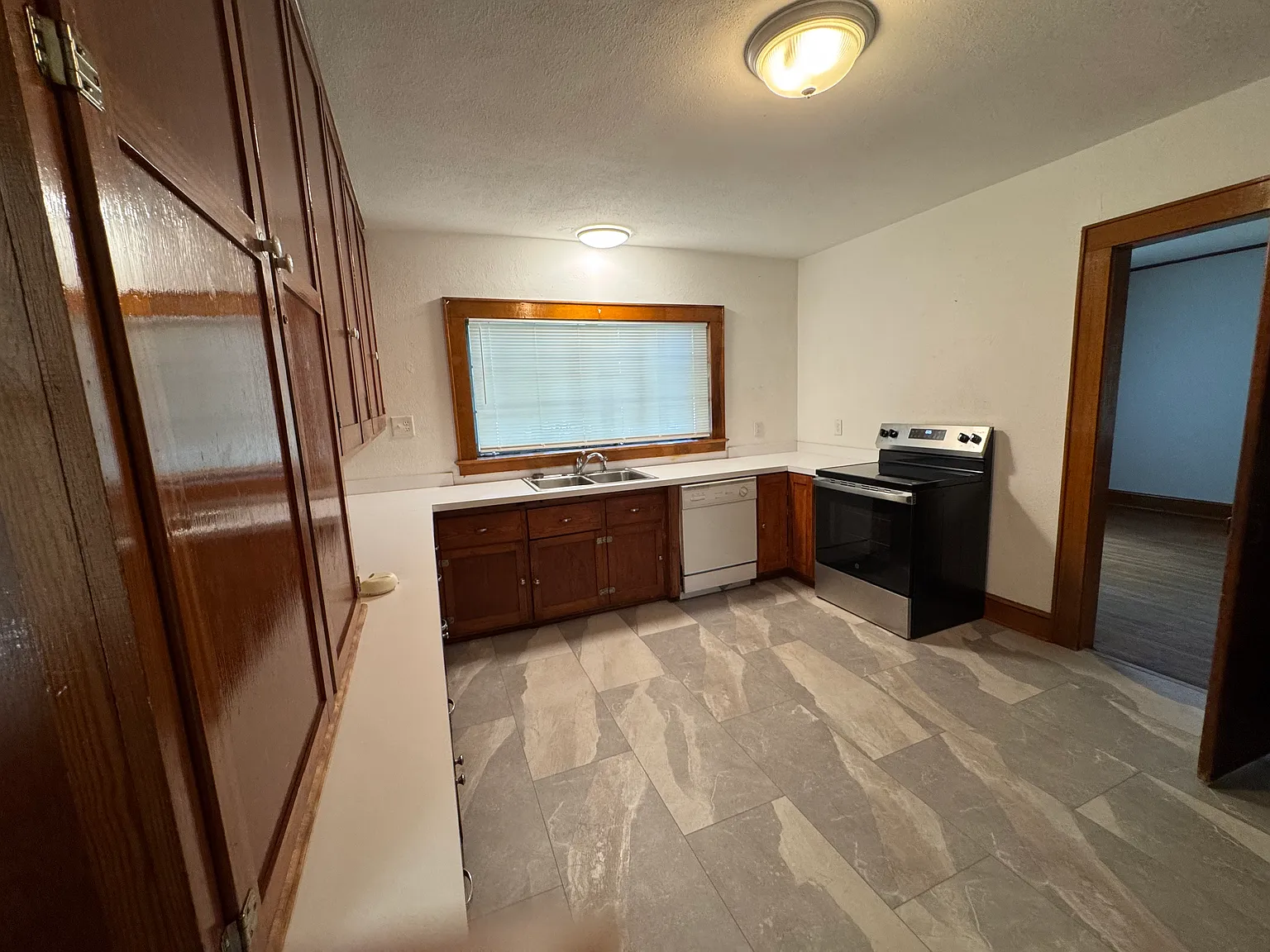 3 bed, 1998 sqft, $2,000 — Photo 3