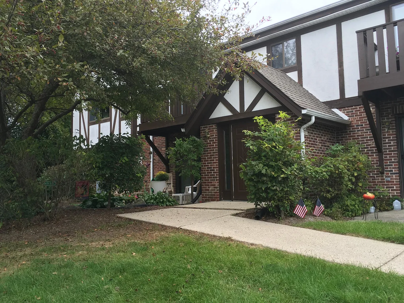 2 bed, 1.5 bath, 1050 sqft, $1,400 — Photo 1