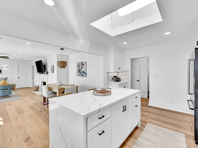 1948 Sunset Dr — Photo 10