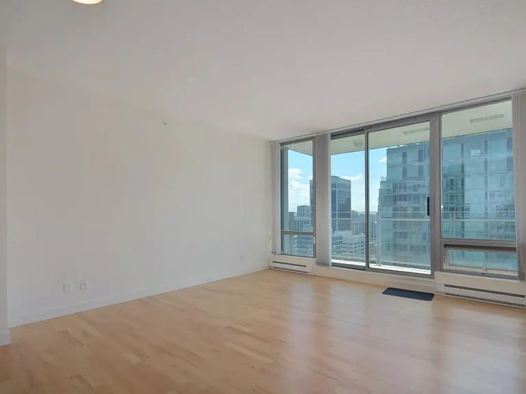 1288 Georgia St W — Photo 6