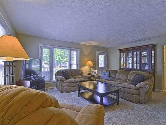 3rd image of 5715 Rosslyn Ave
