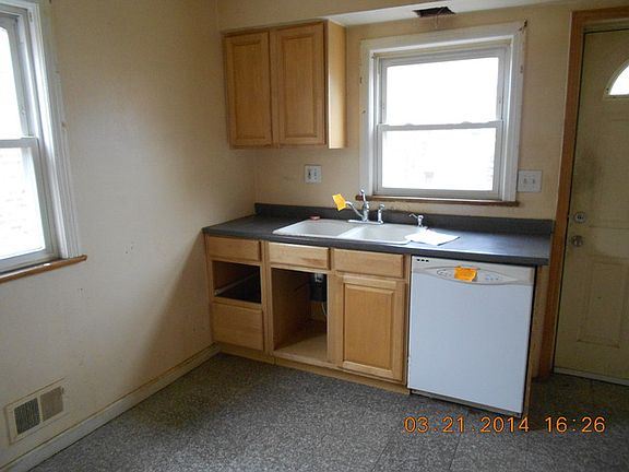 3rd image of 6419 N Sacramento Ave