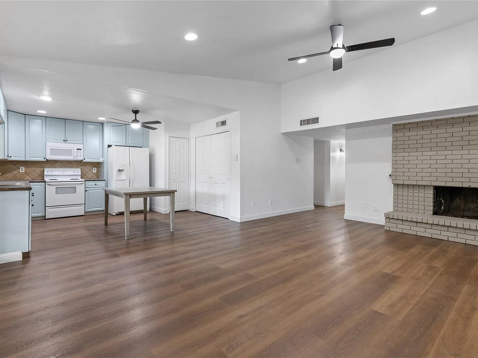 3 bed, 1400 sqft, $2,100 — Photo 3