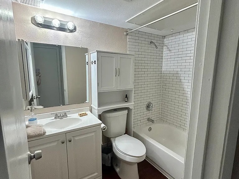 2207 Leon St #209 — Photo 8
