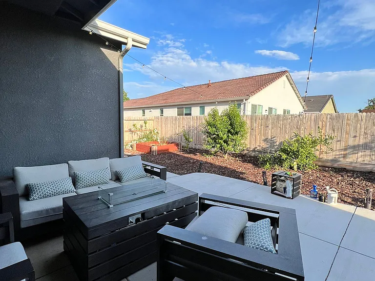 2474 Bastidas Dr — Photo 14