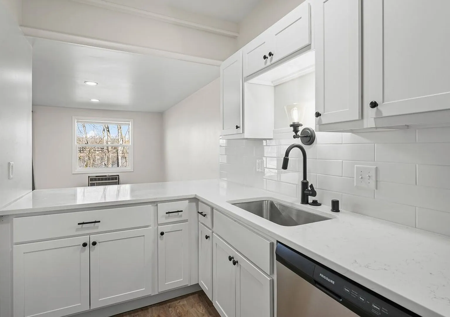 Lagoon Apartments — Photo 1