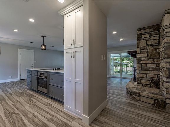 3rd image of 409 Oleander Dr