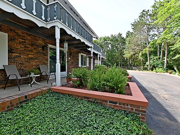 3rd image of 18456 Iroquois Dr