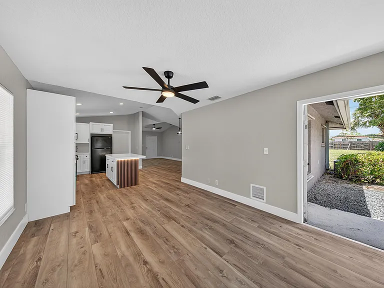 351 NW 8th Ave — Photo 16