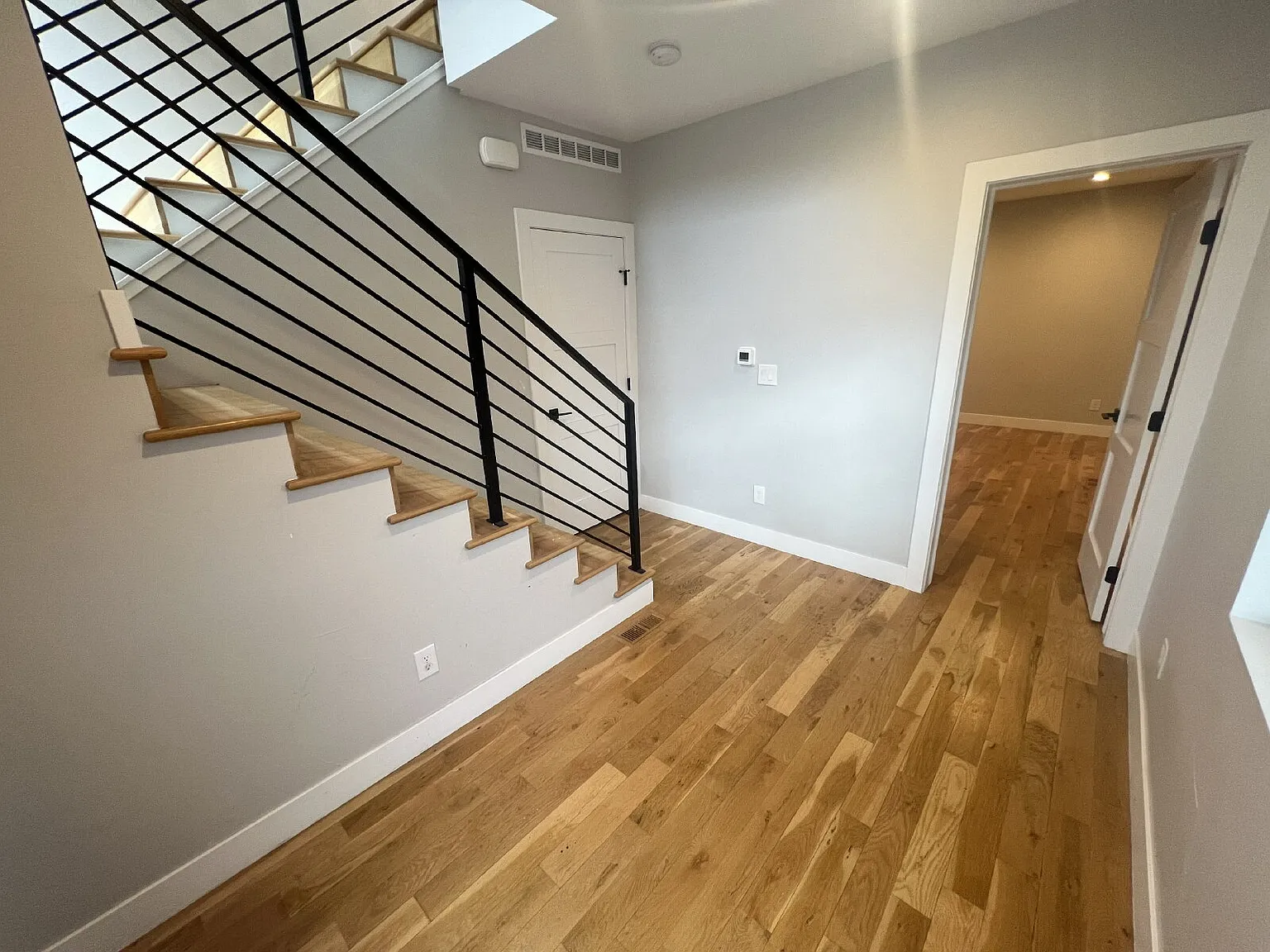 Beautiful 1 bedroom Townhome w/ a 2nd Loft bedroom, 2.5 bathrooms, and private rooftop patio! — Photo 2