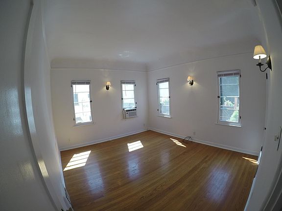 3rd image of 903 S Wooster St