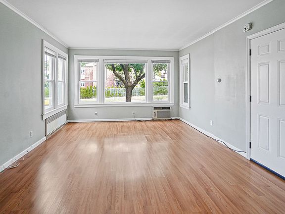 3rd image of 10818 Metropolitan Ave Floor 1
