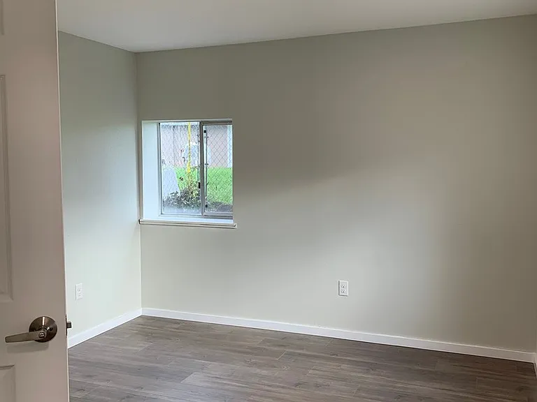 ES2605 - T Street Apartments — Photo 10