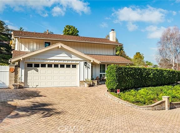 2nd image of 29 Aurora Dr