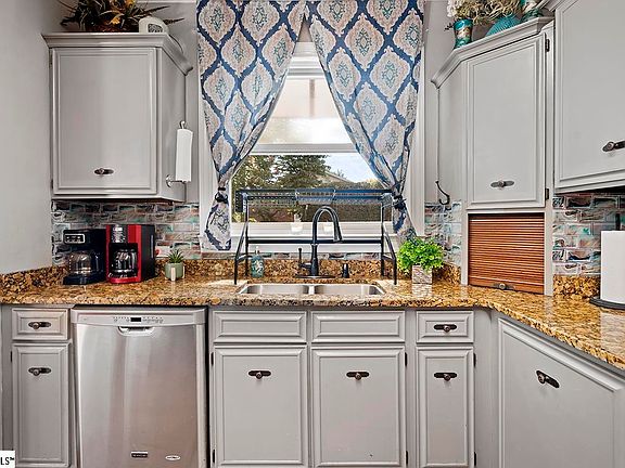 5th image of 111 Northwoods Rd