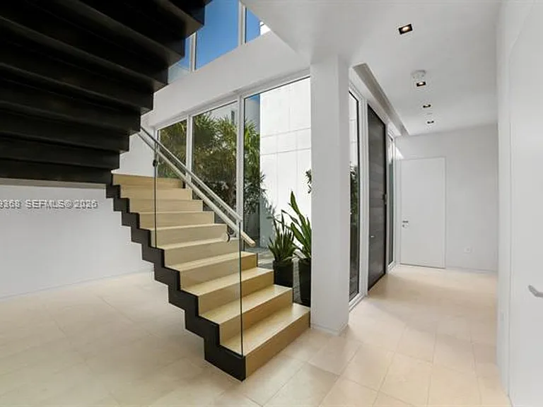 1051 W 48th St #4 — Photo 29