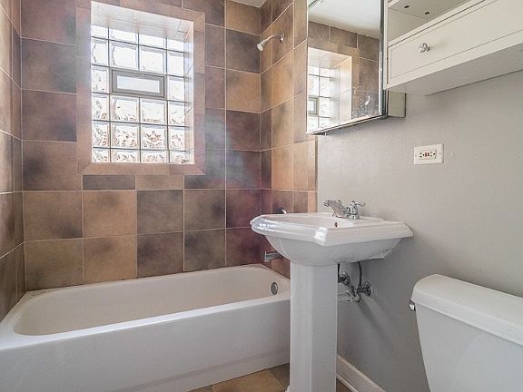 5th image of 3244 N Clifton Ave #W2
