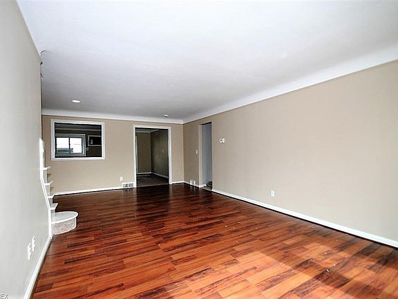 3rd image of 23913 Edgehill Dr