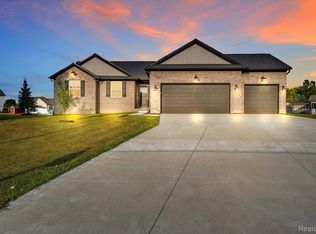 8185 Hidden Cove Ct, Grand Blanc, MI 48439
