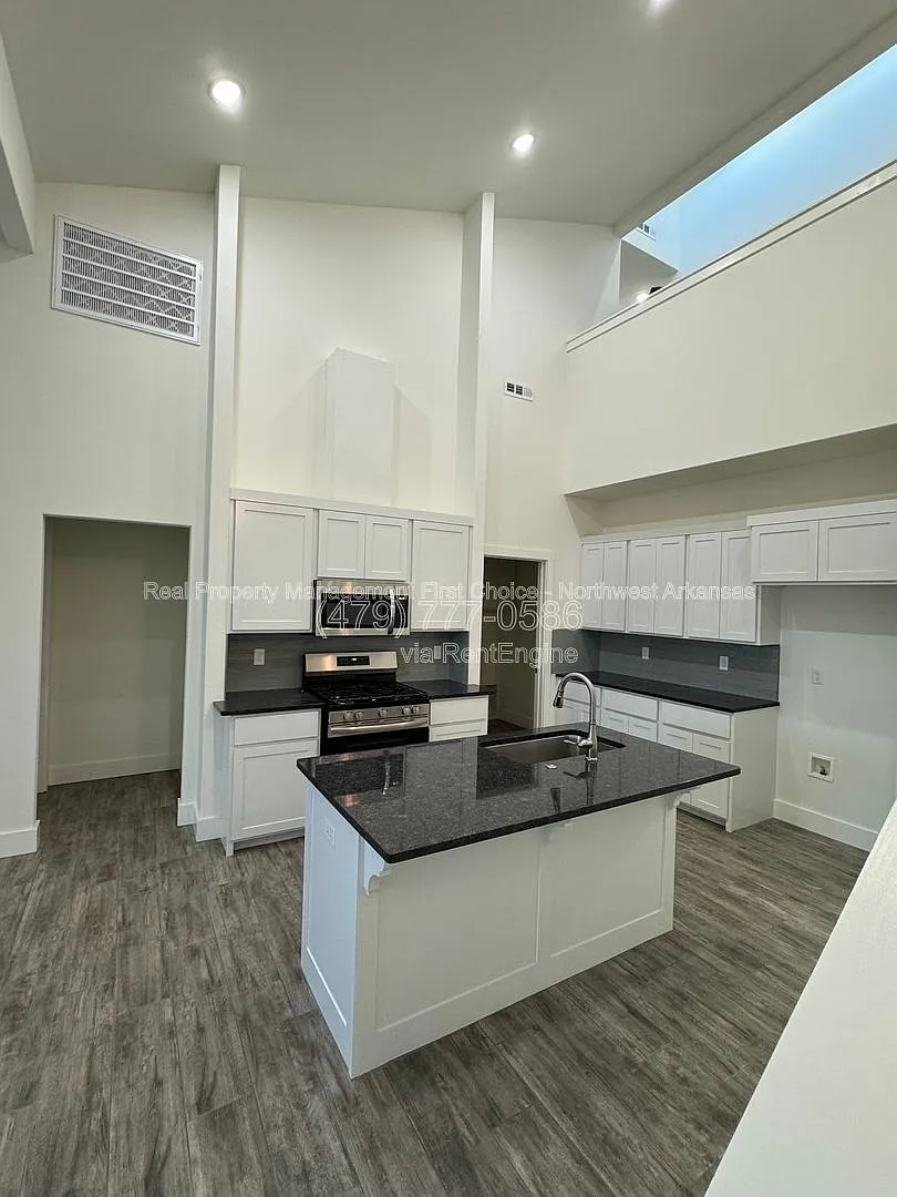 3 bed, 2.5 bath, 1601 sqft, $1,700 — Photo 4