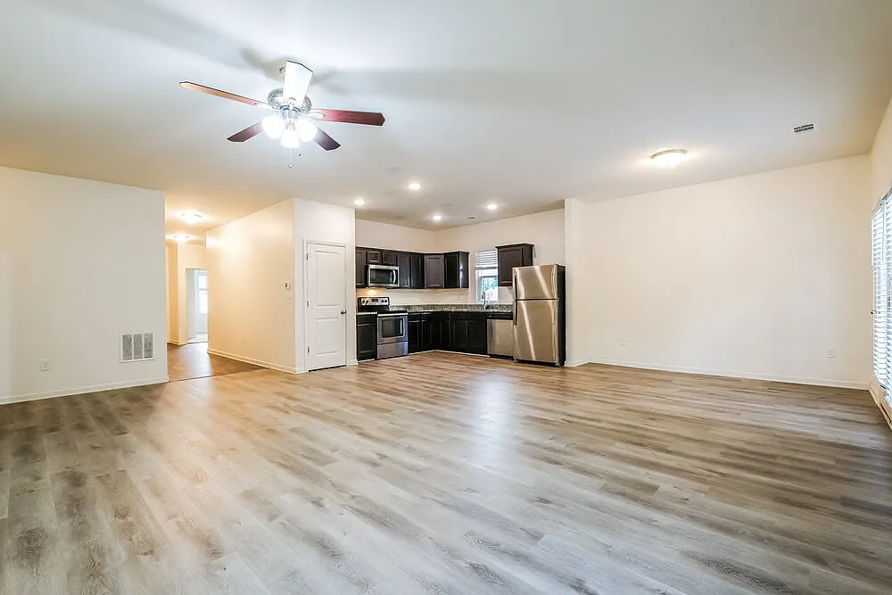 3 bed, 2.0 bath, 1652 sqft, $2,030 — Photo 4