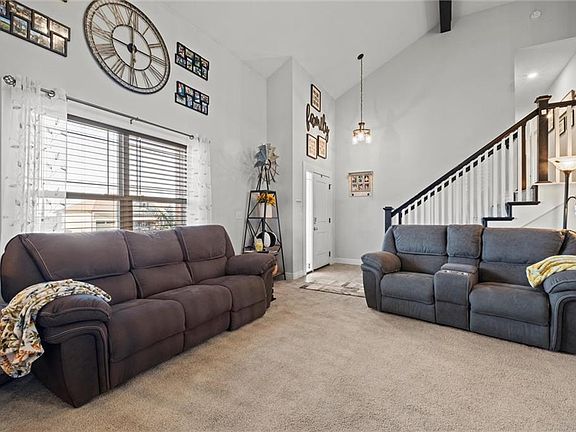 5th image of 618 SE Colonial Dr