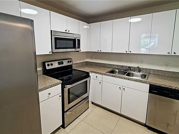 4th image of 2821 Somerset Dr APT 209
