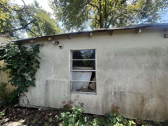 4th image of 305 W End St