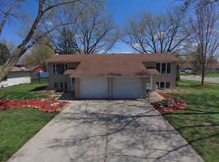 1100-1102 Ridgemont Rd, Waterloo, IA 50701
