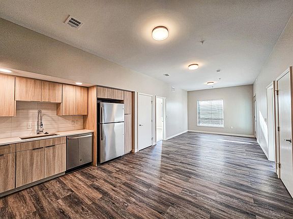 5th image of 1901 Vine St #403