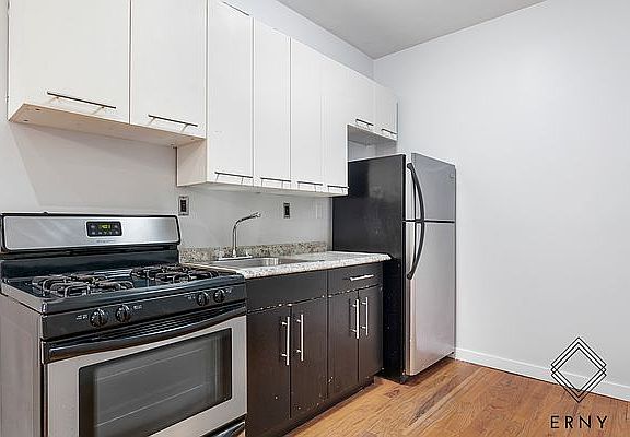 2nd image of 913 Saint Johns Pl #2D