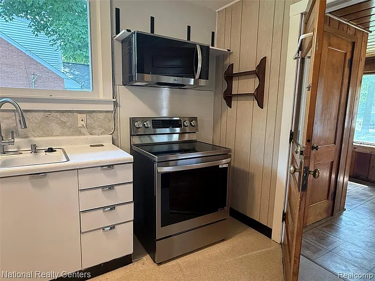 825 W Main St — Photo 14