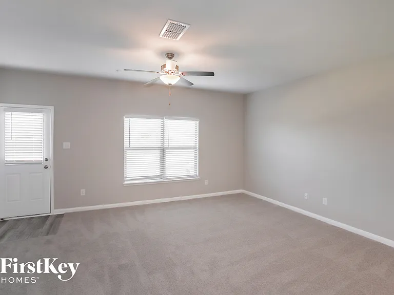 112 Barbwire Way — Photo 3