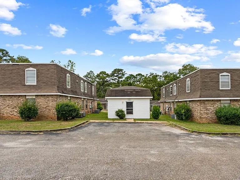 292 W Claiborne St — Photo 16