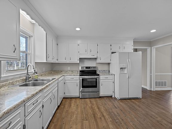 3rd image of 208 Bridgewood Ave