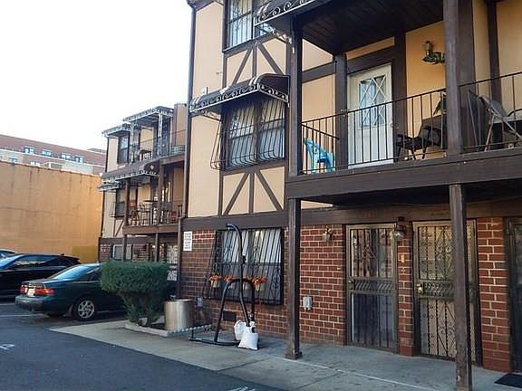2nd image of 825 E 161st St #A