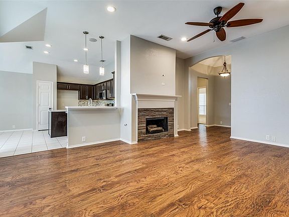 5th image of 10701 Camelot Dr