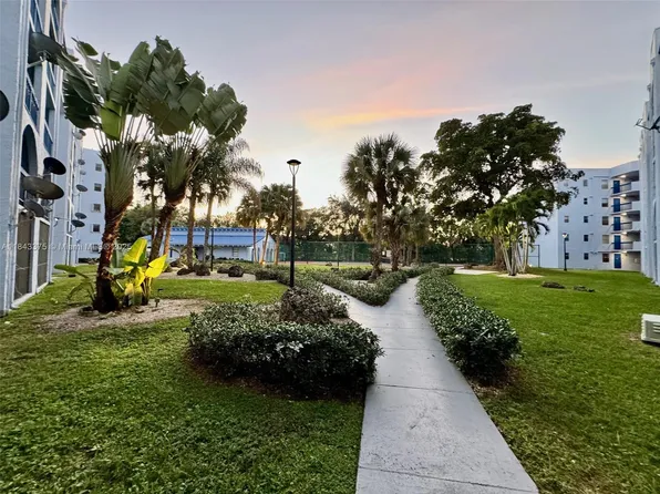 9460 E Fontainebleau Blvd #122, Miami, FL 33172