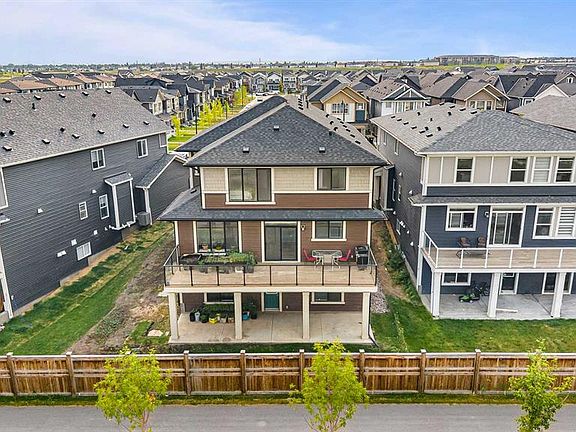 3rd image of 105 W Homestead Cres NE