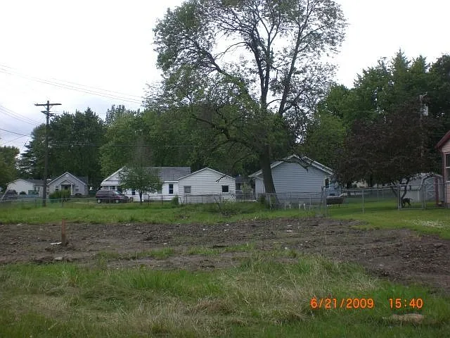 141 Hathaway St photo 1