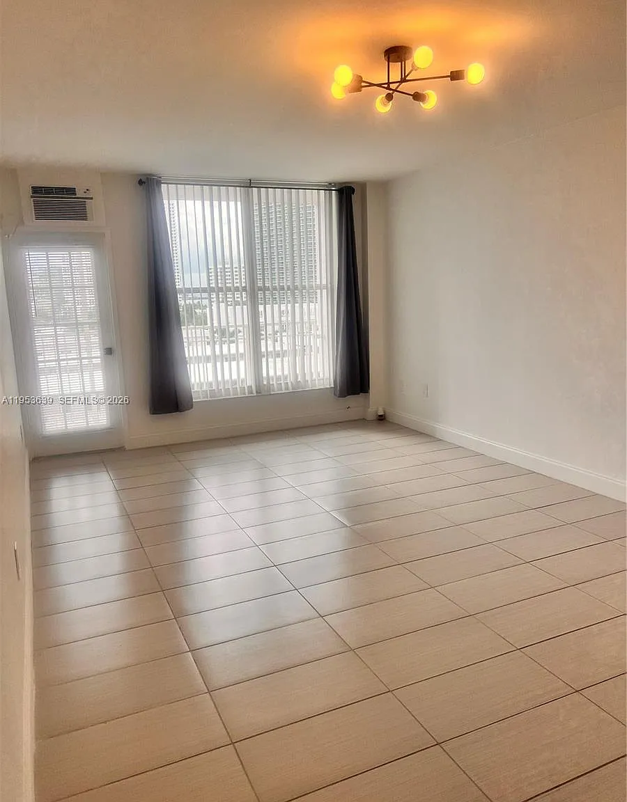 Lincoln Towers Condo — Photo 2