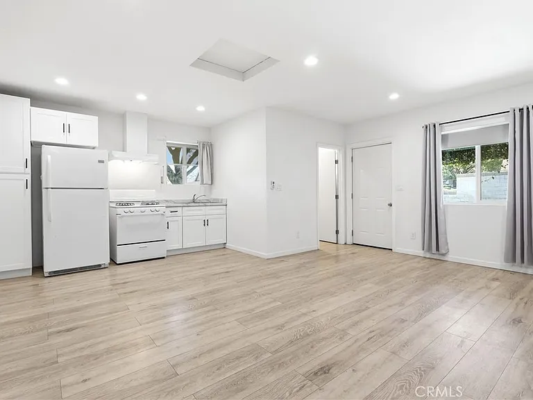 524 E Ghent St — Photo 27