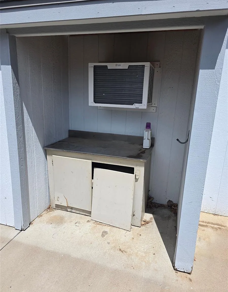 Studio, 1909 sqft, $2,250 — Photo 2