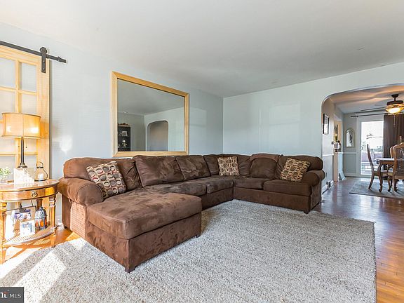 3rd image of 2572 Bond Ave