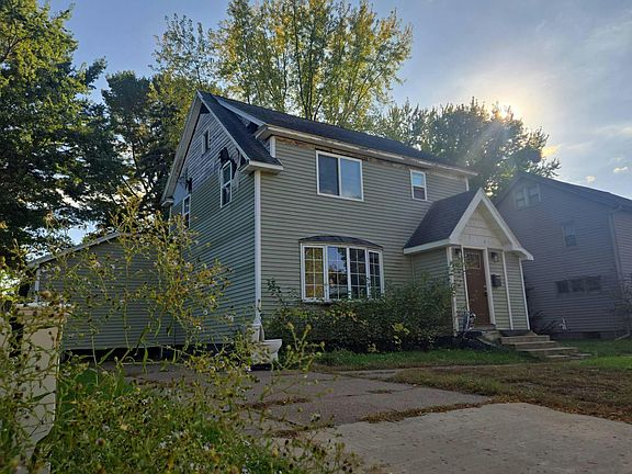 3rd image of 1419 Badger Ave