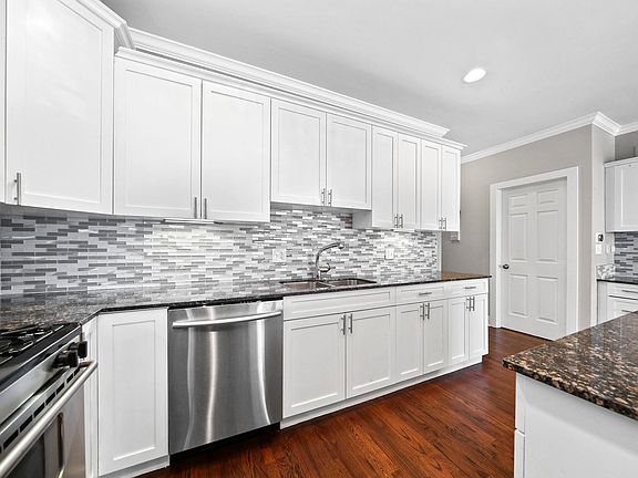 4th image of 2033 W Superior St APT 1W