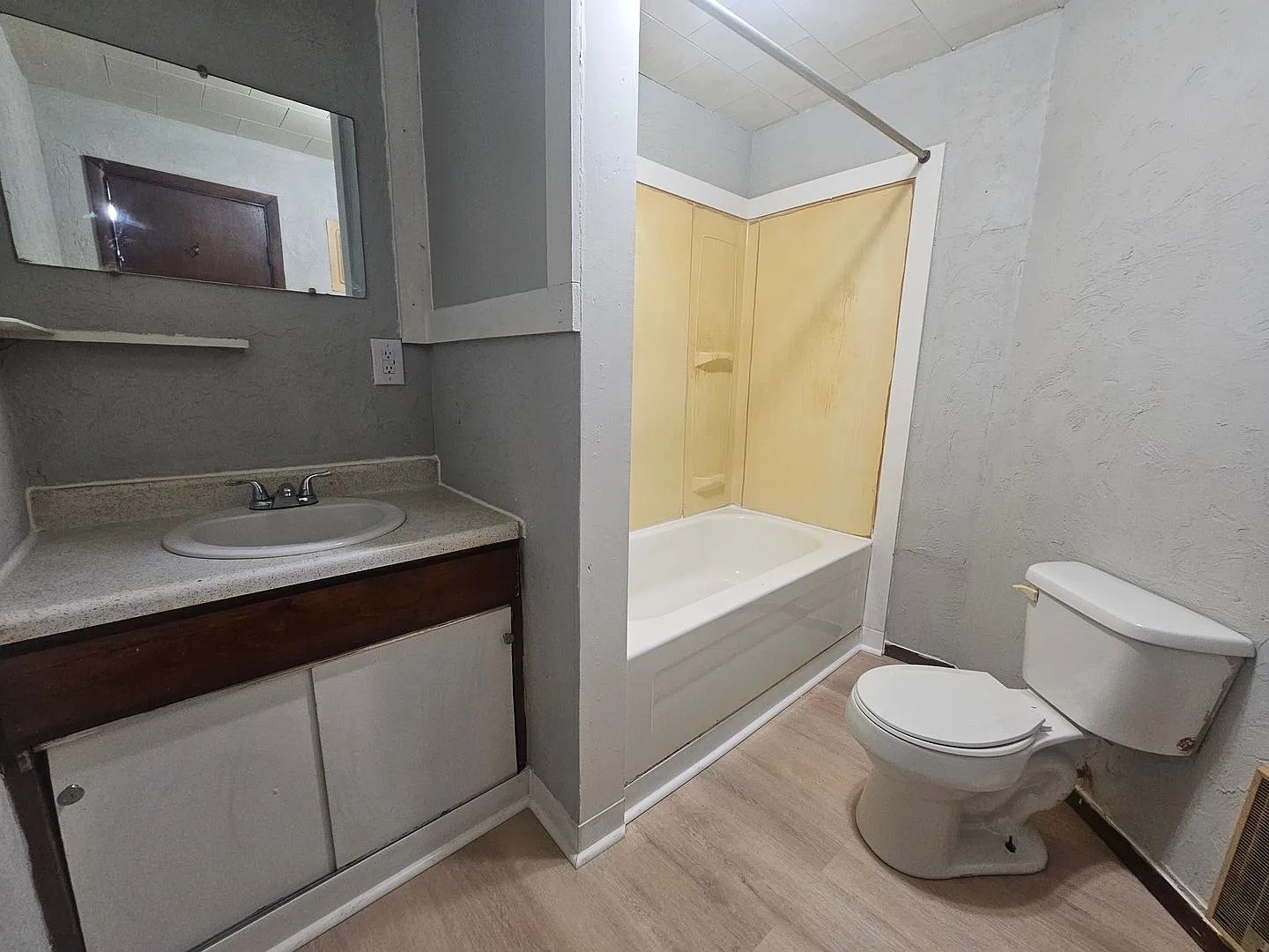1020 West 5th Street — Photo 3